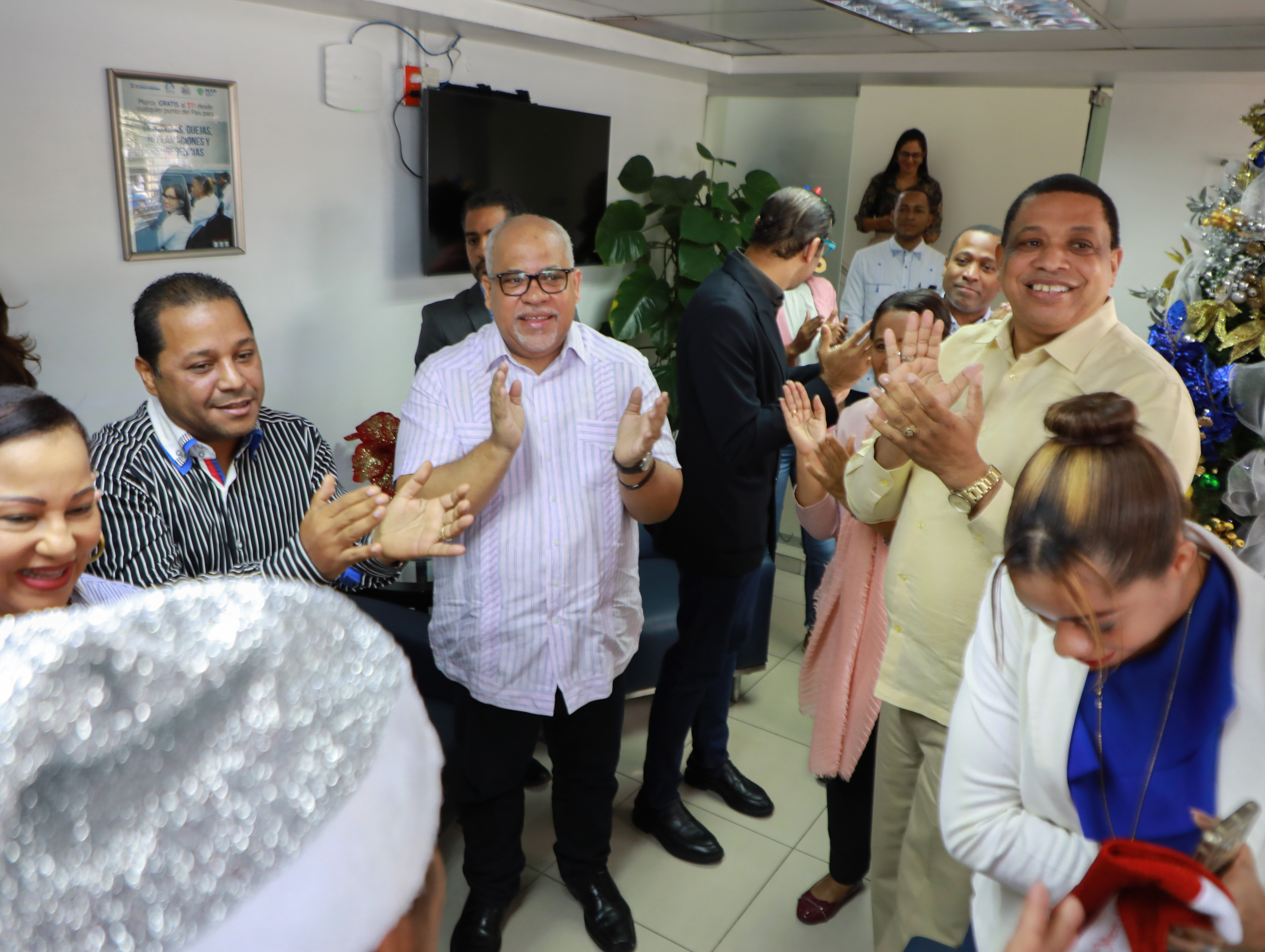 Director Promipyme da bienvenida a la Navidad junto a colaboradores